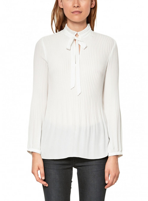 Blouse with pleats and lace