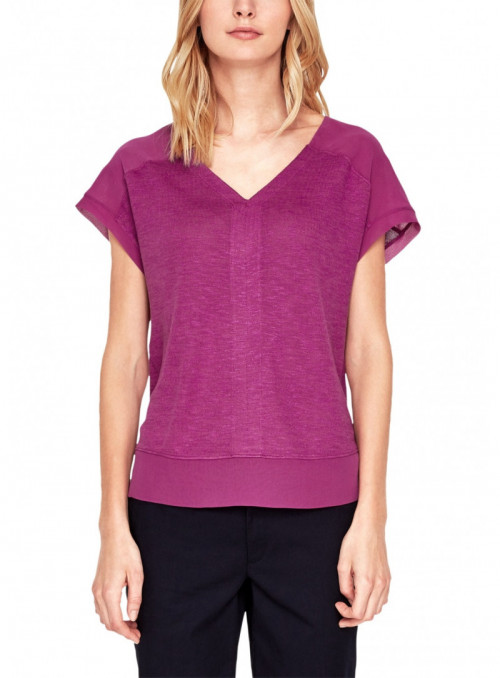 V-neck T-shirt